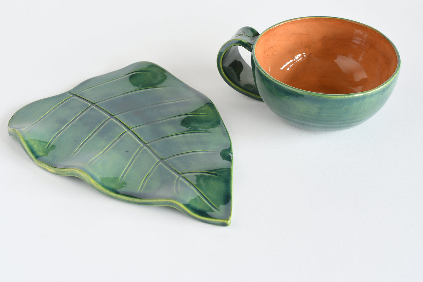 Coppia di tazze da tè con piattino a forma di foglia, ceramica artigianale, smalto verde