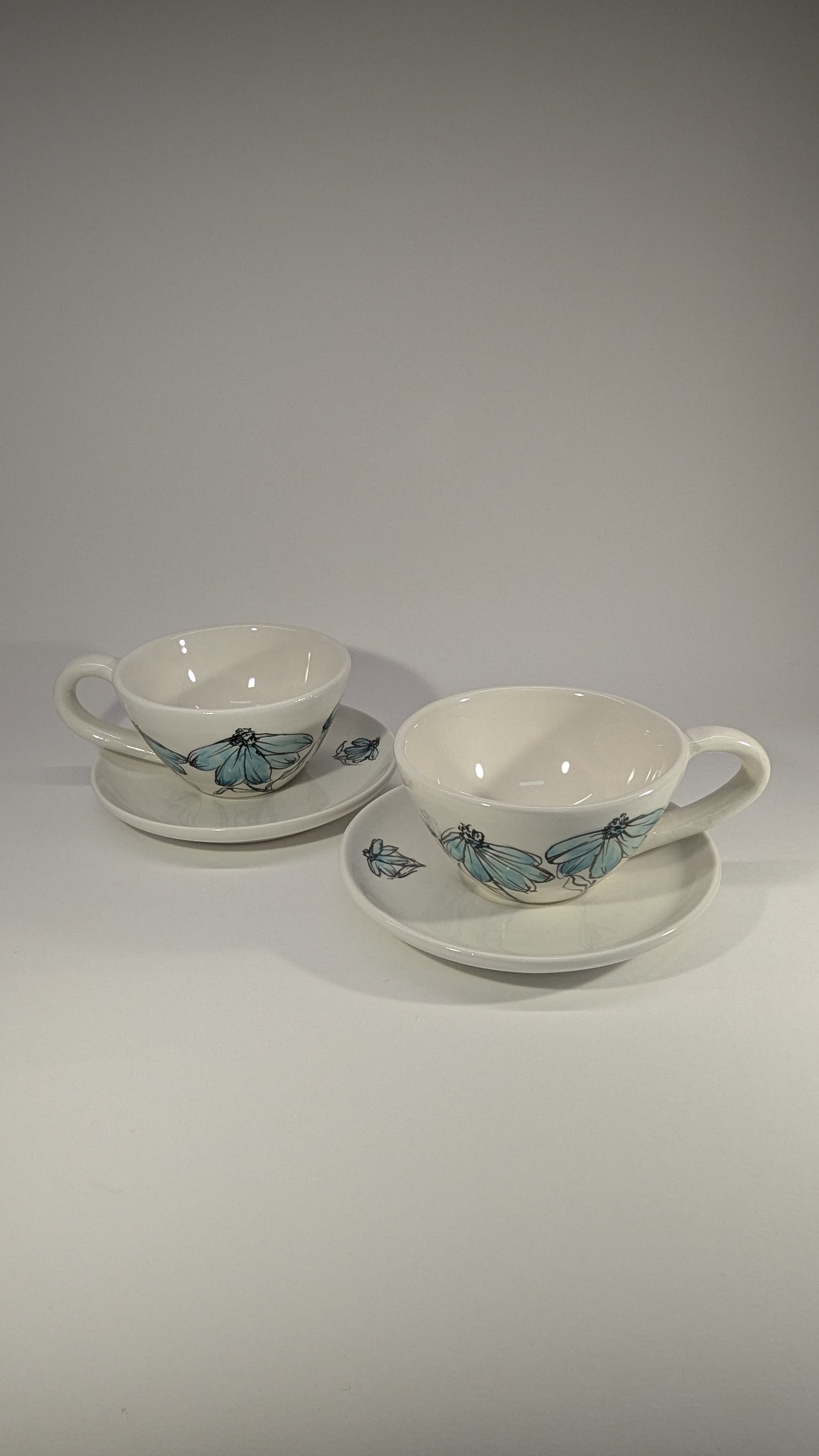 Tazze da tè in ceramica artigianale con fiori celesti dipinti a mano, coppia