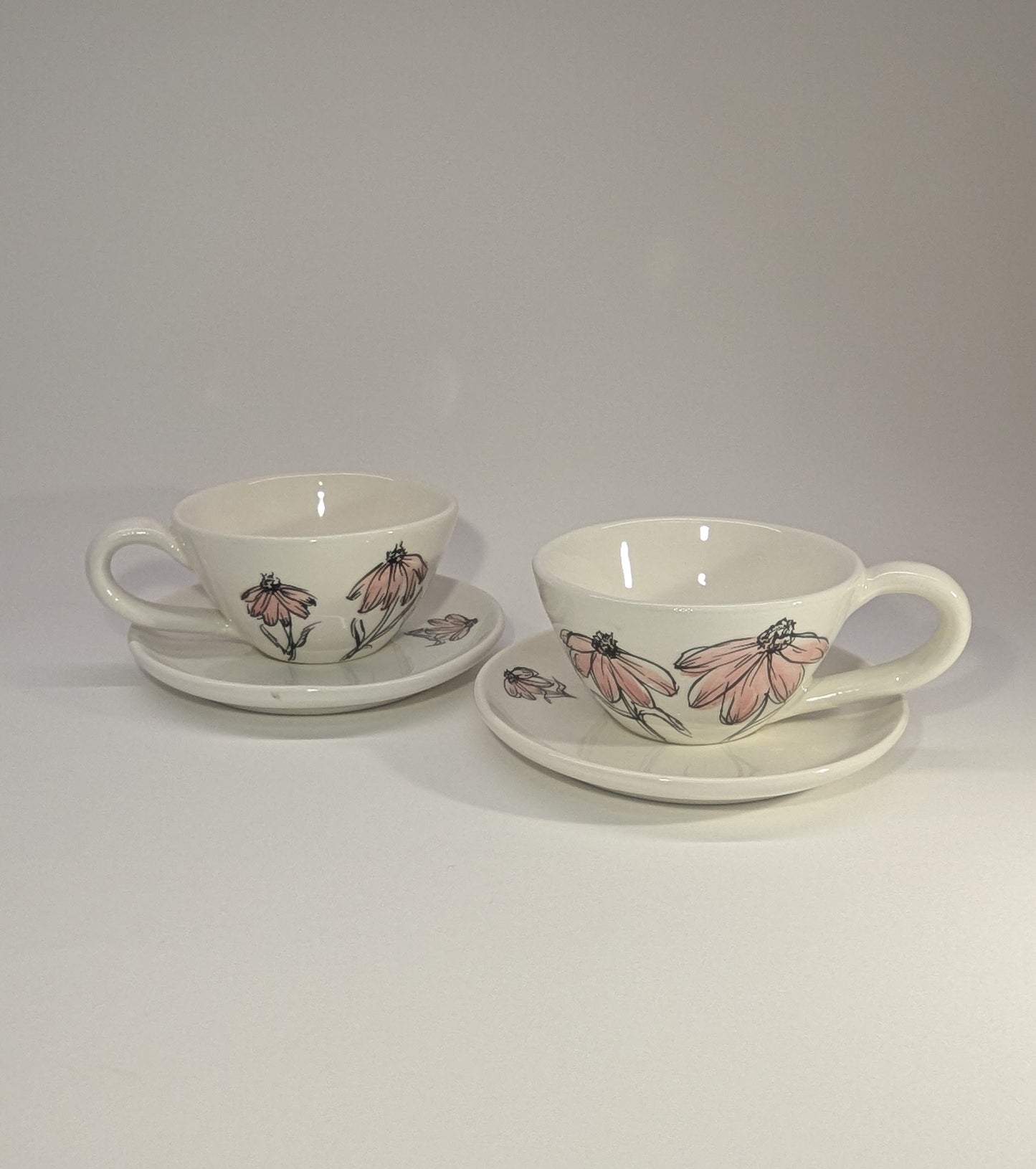 Tazze da tè in ceramica artigianale e dipinta a mano con fiori rosa, coppia