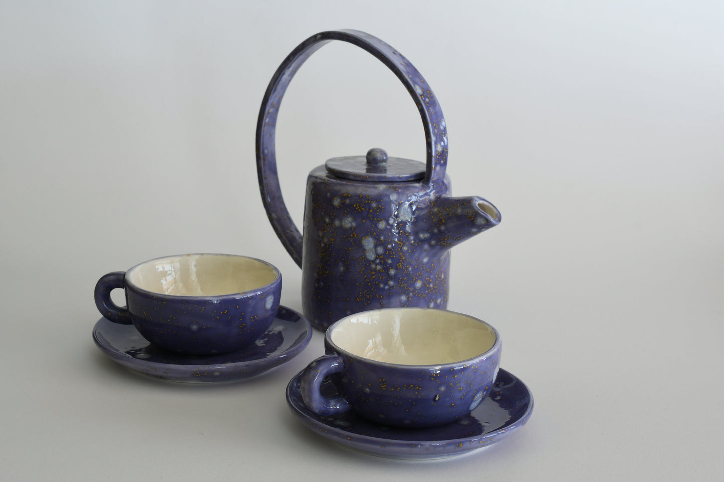 Servizio da tè in ceramica smaltata lilla e giallo oro