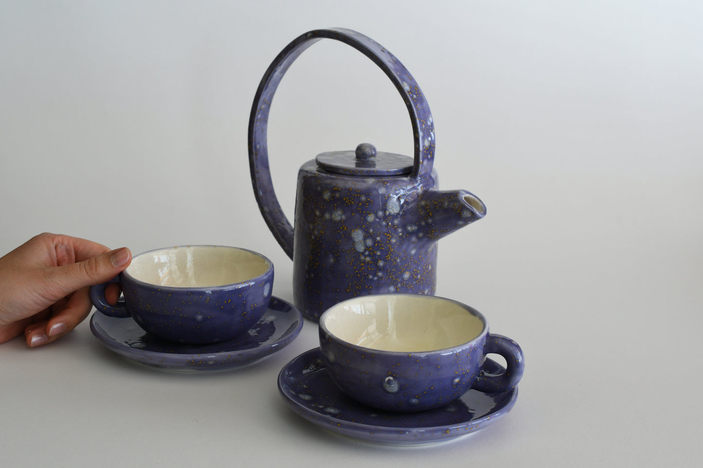 Servizio da tè in ceramica smaltata lilla e giallo oro