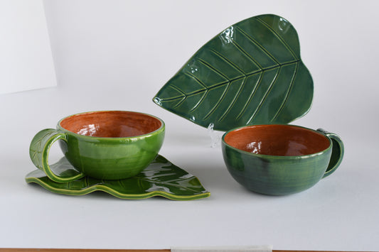 Coppia di tazze da tè con piattino a forma di foglia, ceramica artigianale, smalto verde