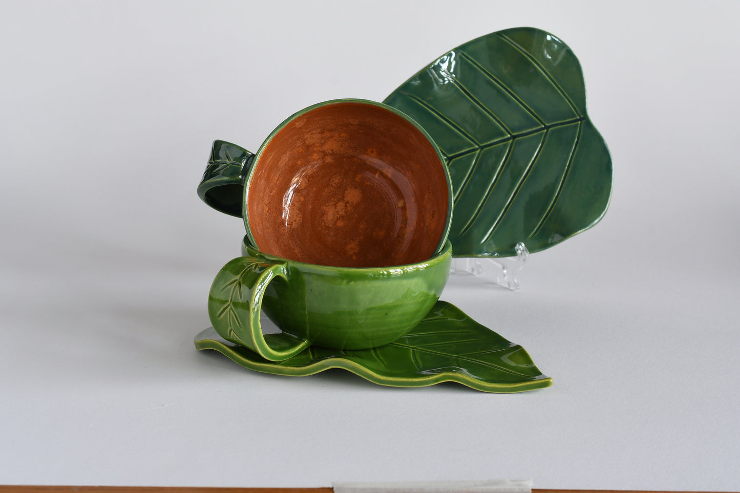 Coppia di tazze da tè con piattino a forma di foglia, ceramica artigianale, smalto verde