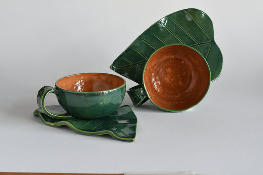 Coppia di tazze da tè con piattino a forma di foglia, ceramica artigianale, smalto verde