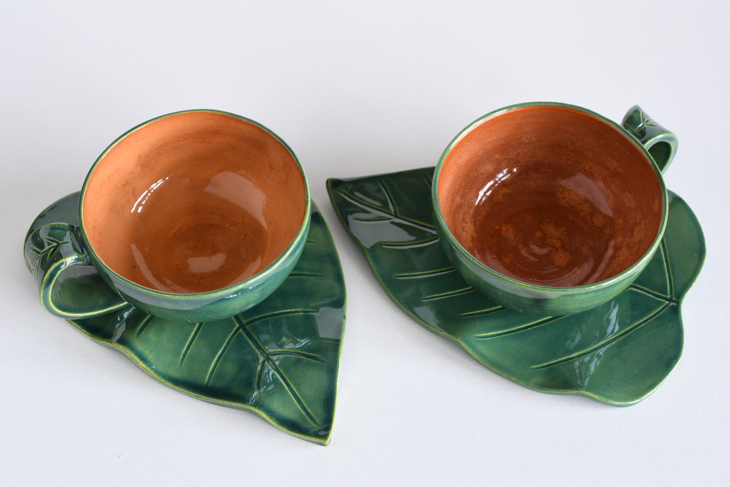 Coppia di tazze da tè con piattino a forma di foglia, ceramica artigianale, smalto verde