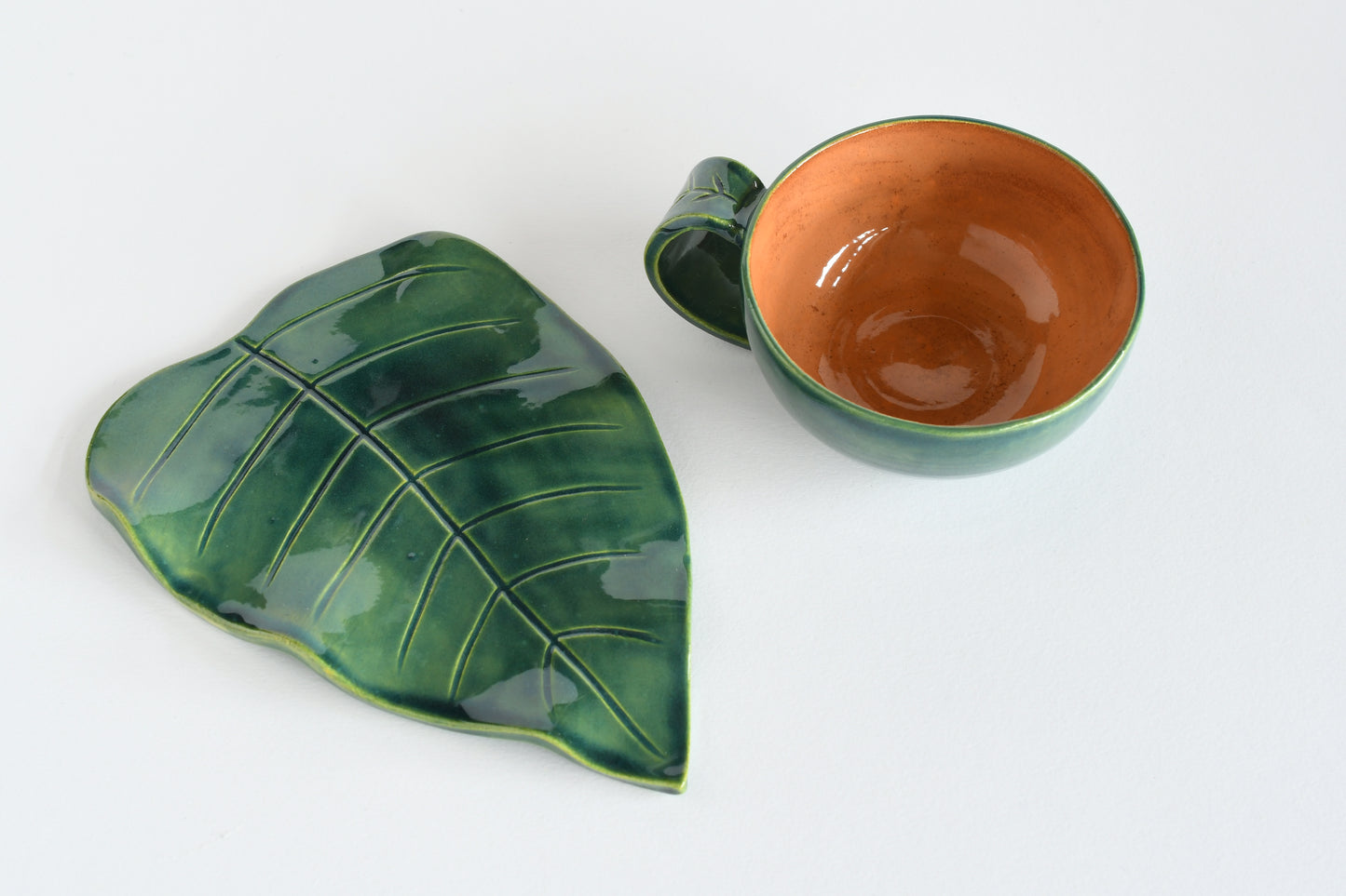 Coppia di tazze da tè con piattino a forma di foglia, ceramica artigianale, smalto verde