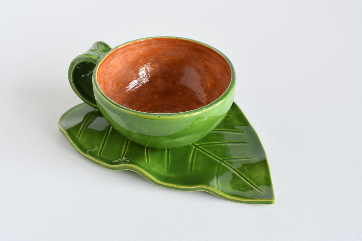 Coppia di tazze da tè con piattino a forma di foglia, ceramica artigianale, smalto verde