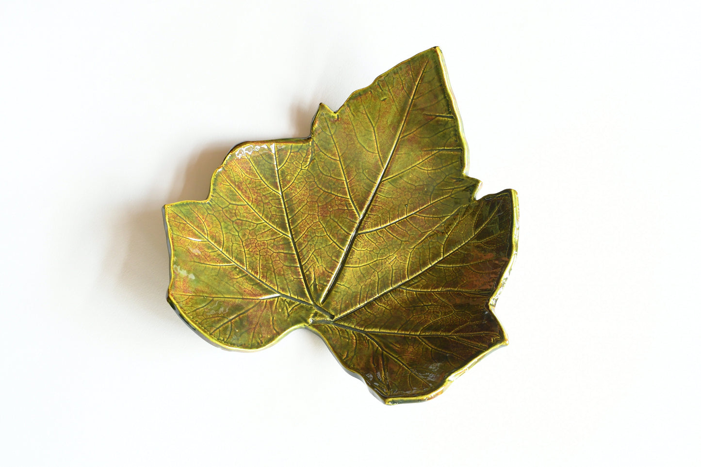 Piatto da portata verde in ceramica a foglia