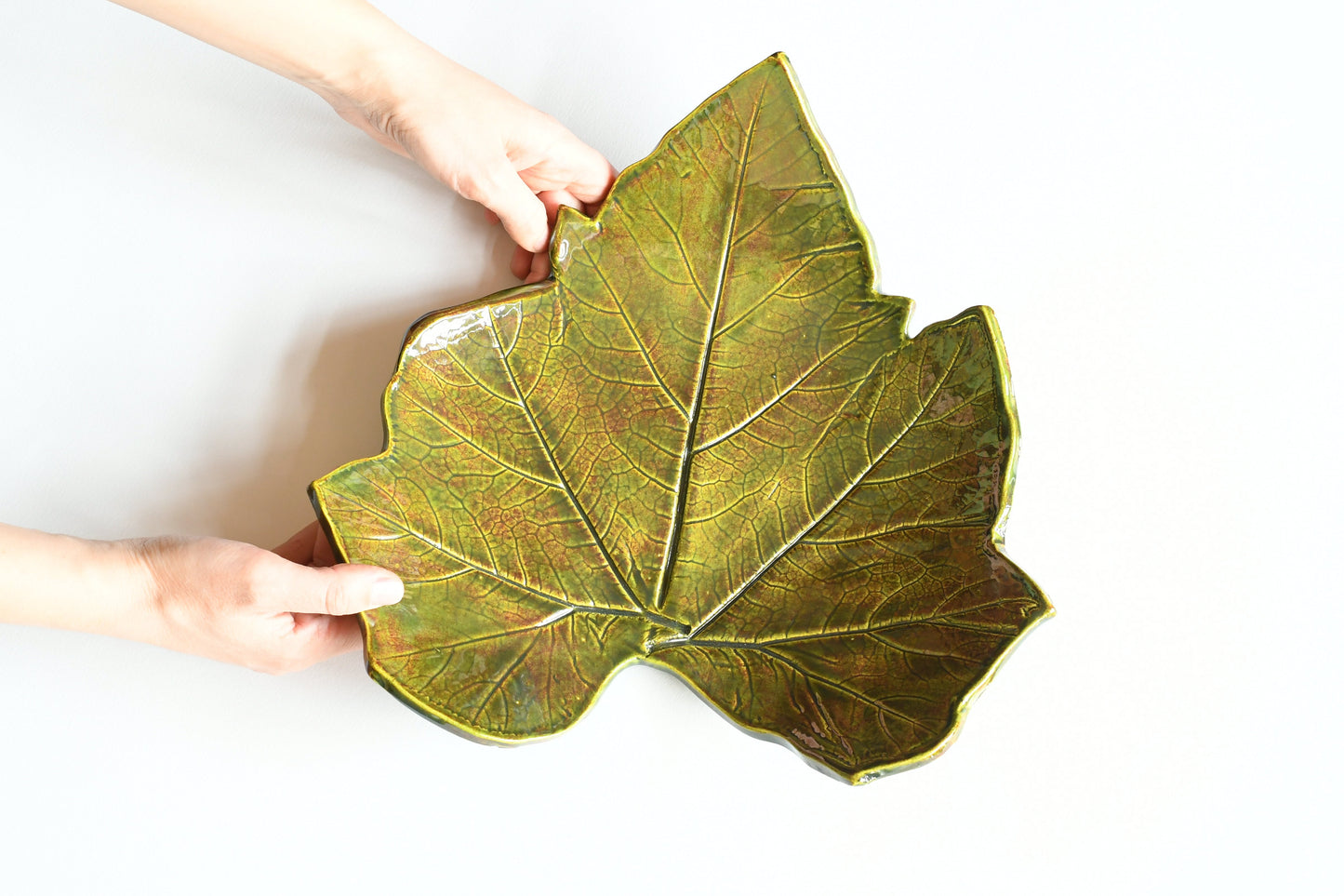 Piatto da portata verde in ceramica a foglia