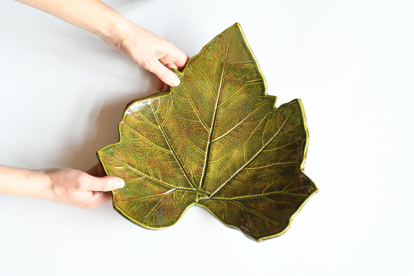 Piatto da portata verde in ceramica a foglia