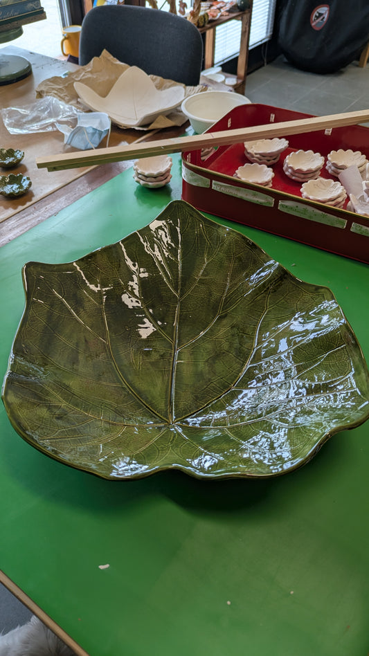 Grande piatto da portata in ceramica, verde, a forma di foglia