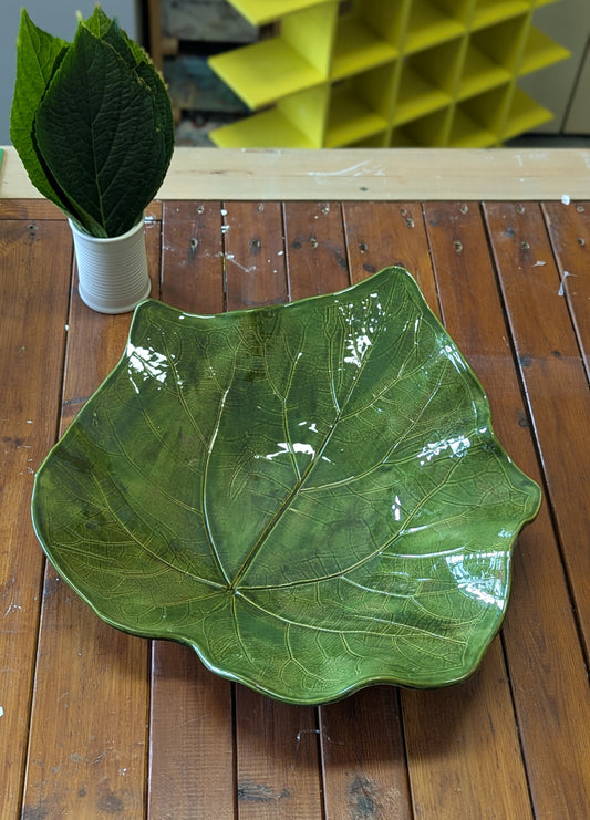 Grande piatto da portata in ceramica, verde, a forma di foglia
