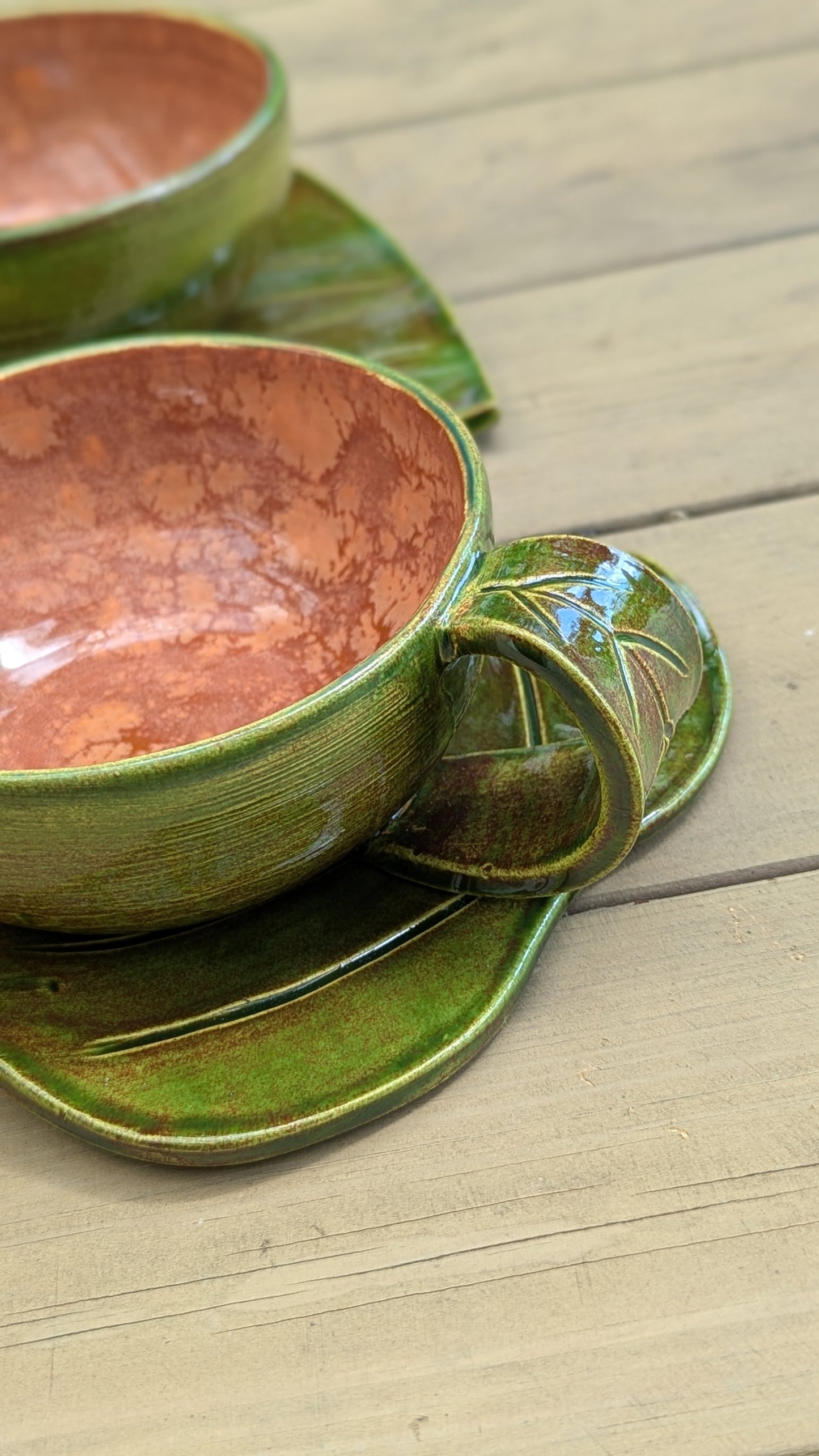 Coppia di tazze da tè con piattino a forma di foglia, ceramica artigianale, smalto verde