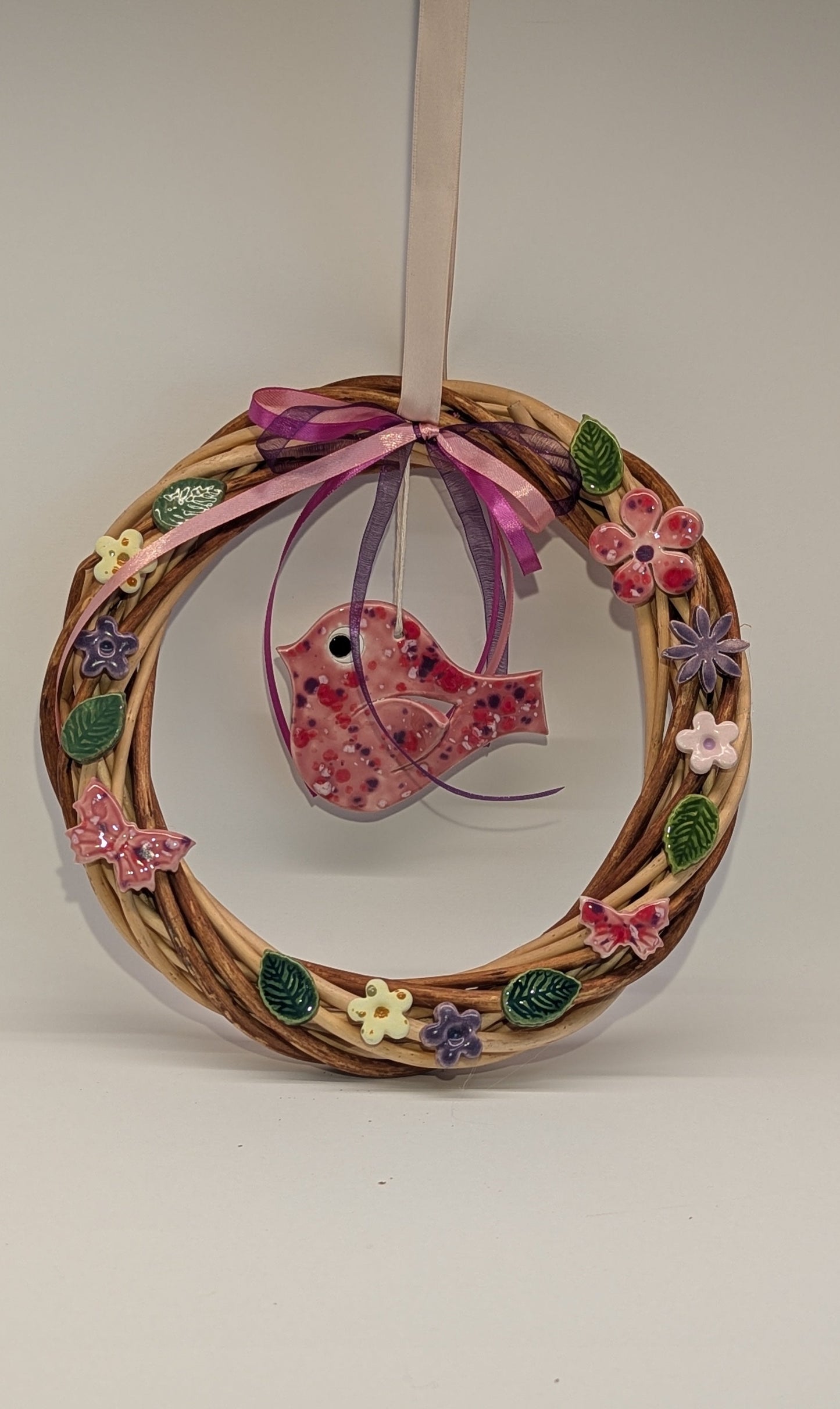 Ghirlanda di primavera con fiori e uccellino in ceramica artigianale