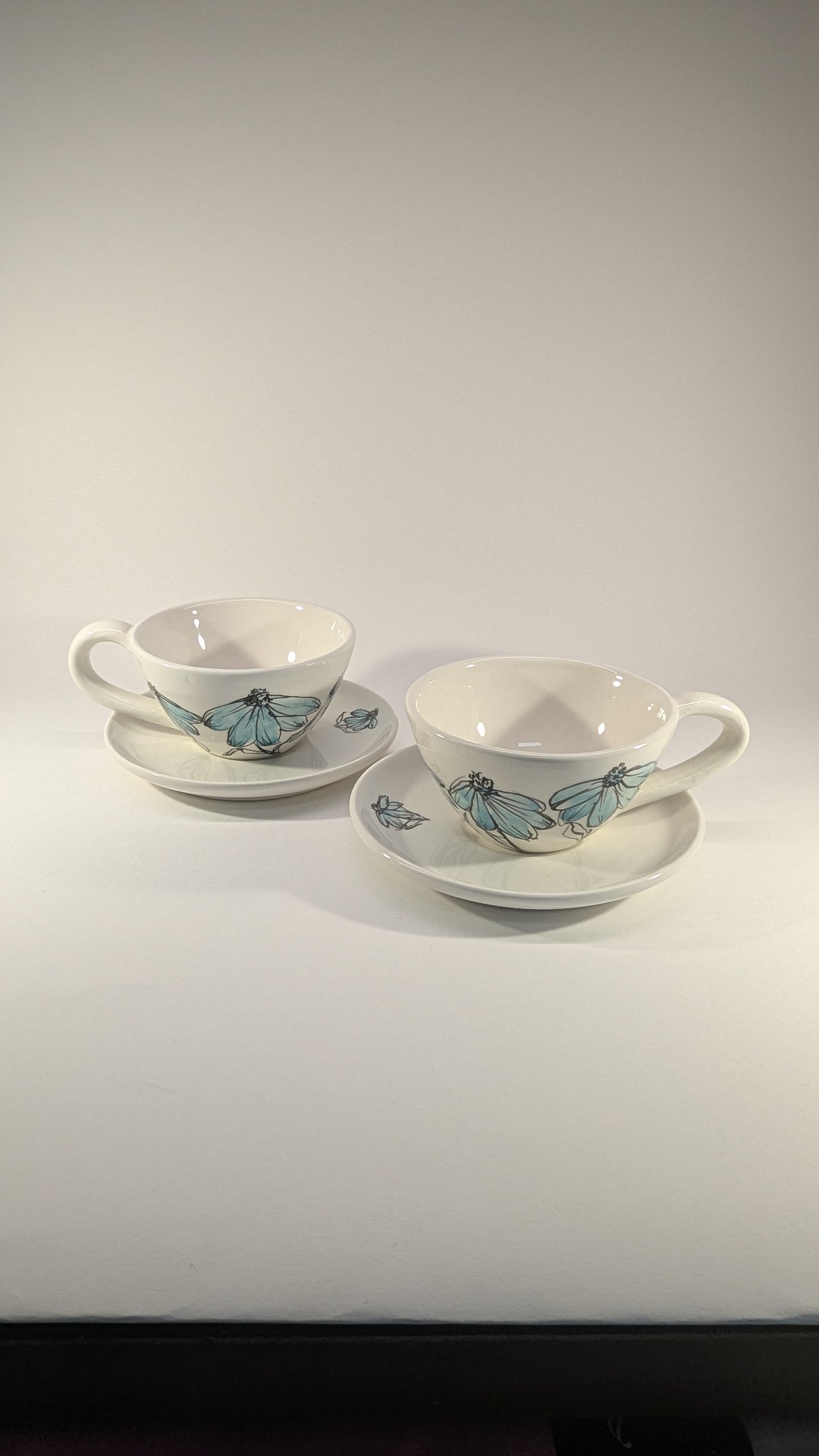 Tazze da tè in ceramica artigianale con fiori celesti dipinti a mano, coppia