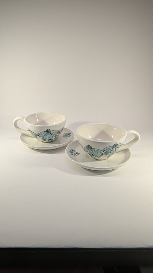 Tazze da tè in ceramica artigianale con fiori celesti dipinti a mano, coppia