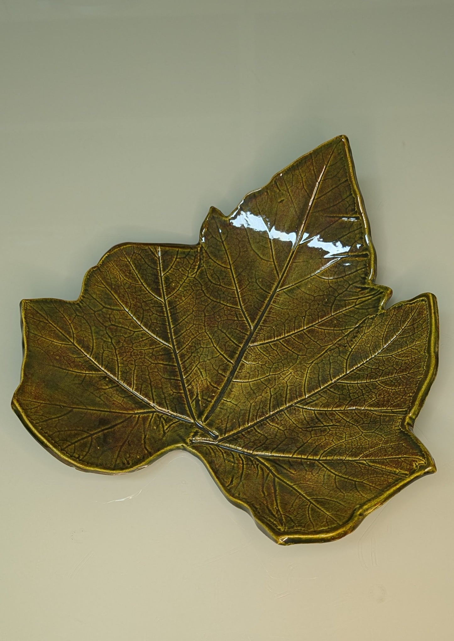 Piatto da portata verde in ceramica a foglia