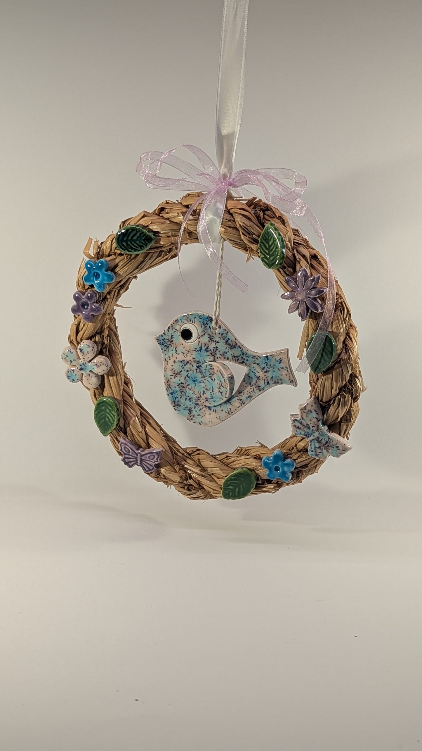 Ghirlanda di primavera con fiori e uccellino in ceramica artigianale
