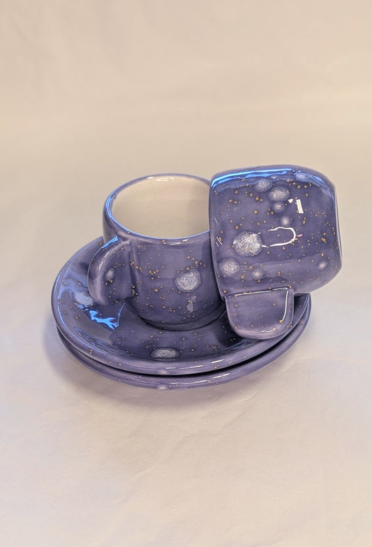 Tazzine da caffè espresso di colore lilla viola con gemme bianche, coppia con piattini