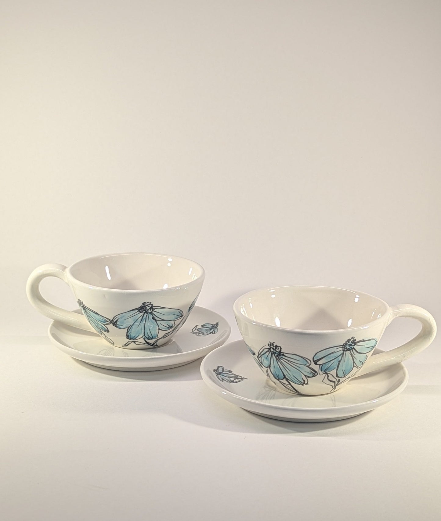 Tazze da tè in ceramica artigianale con fiori celesti dipinti a mano, coppia
