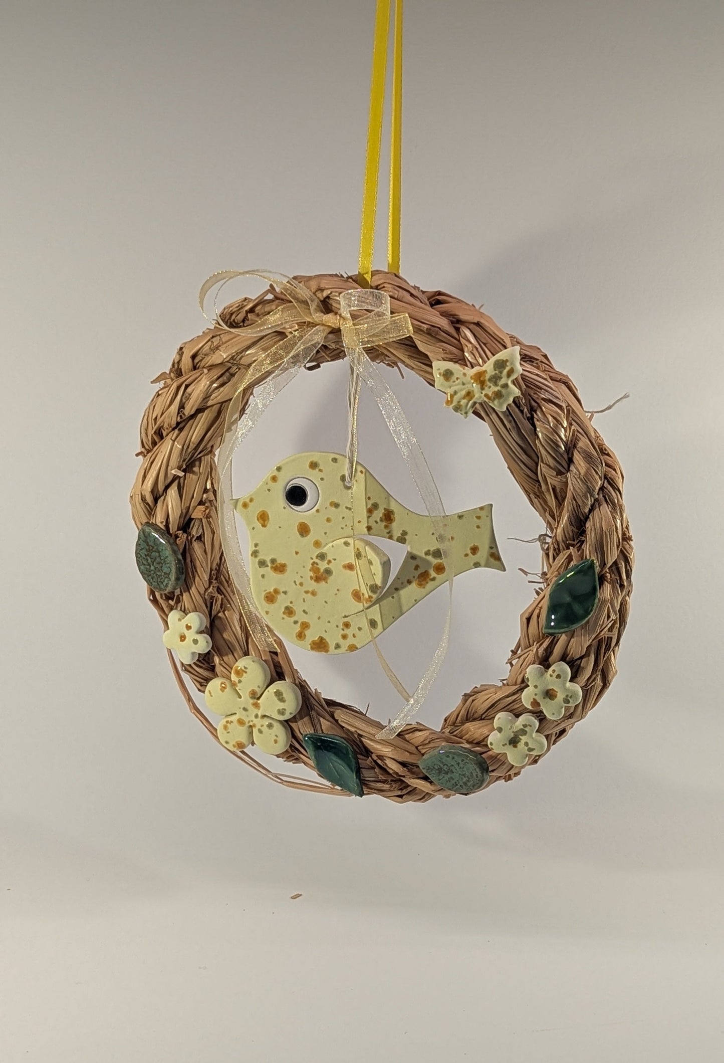 Ghirlanda di primavera con fiori e uccellino in ceramica artigianale