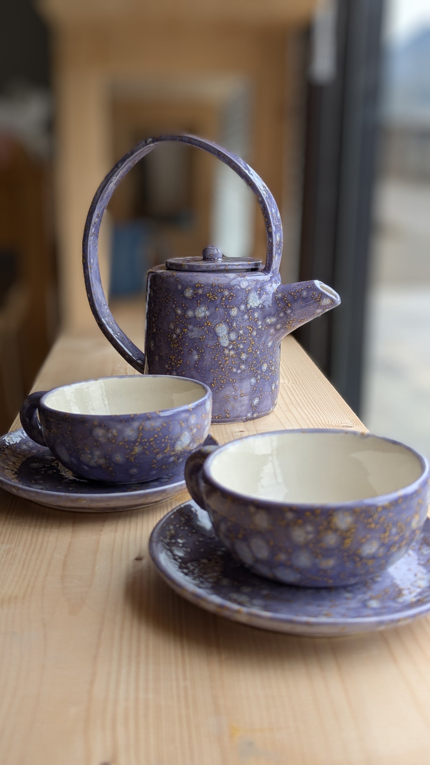 Servizio da tè in ceramica smaltata lilla e giallo oro