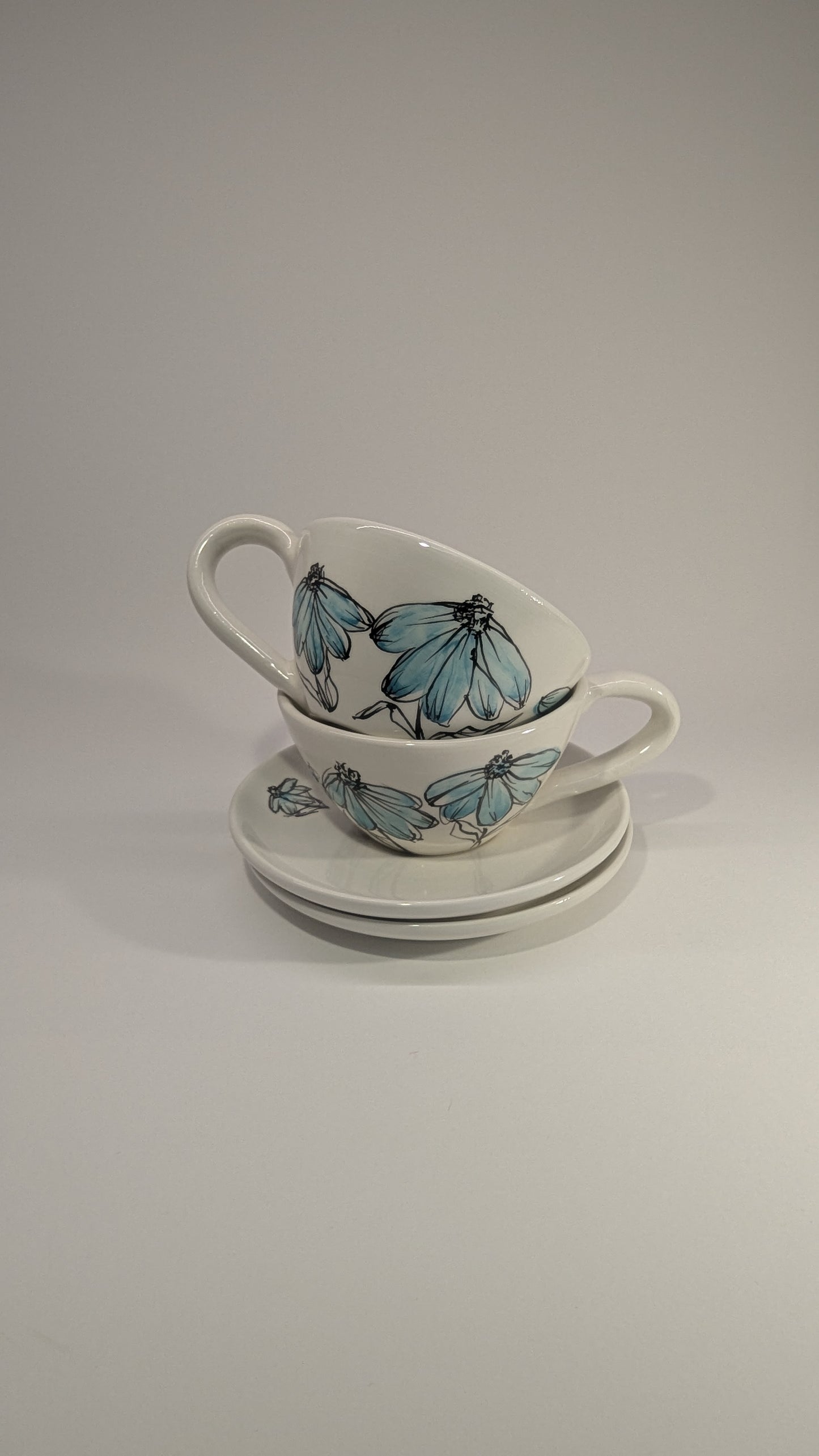 Tazze da tè in ceramica artigianale con fiori celesti dipinti a mano, coppia