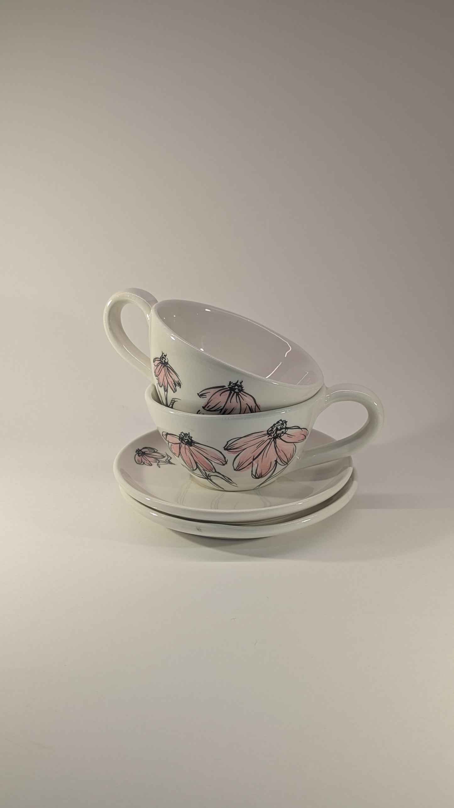 Tazze da tè in ceramica artigianale e dipinta a mano con fiori rosa, coppia