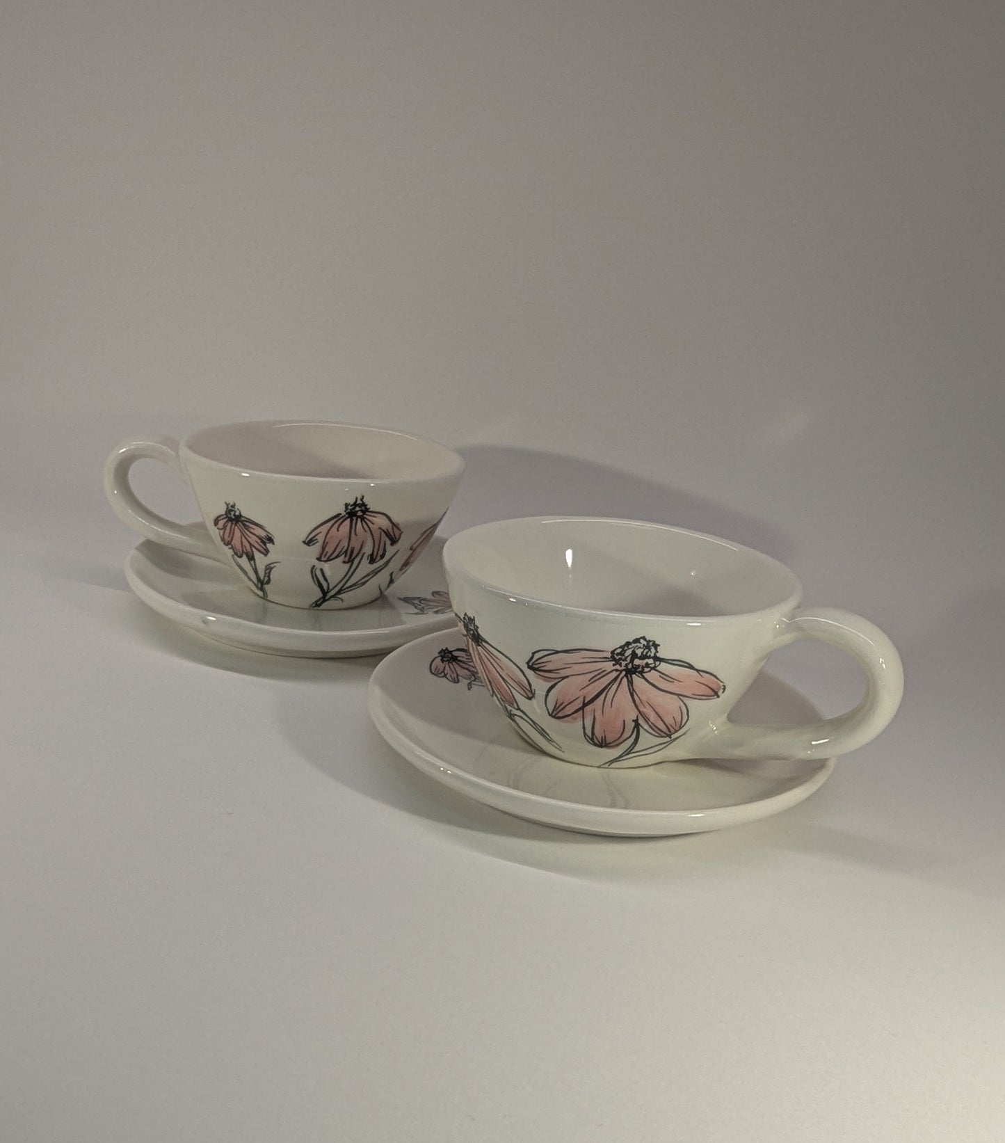Tazze da tè in ceramica artigianale e dipinta a mano con fiori rosa, coppia