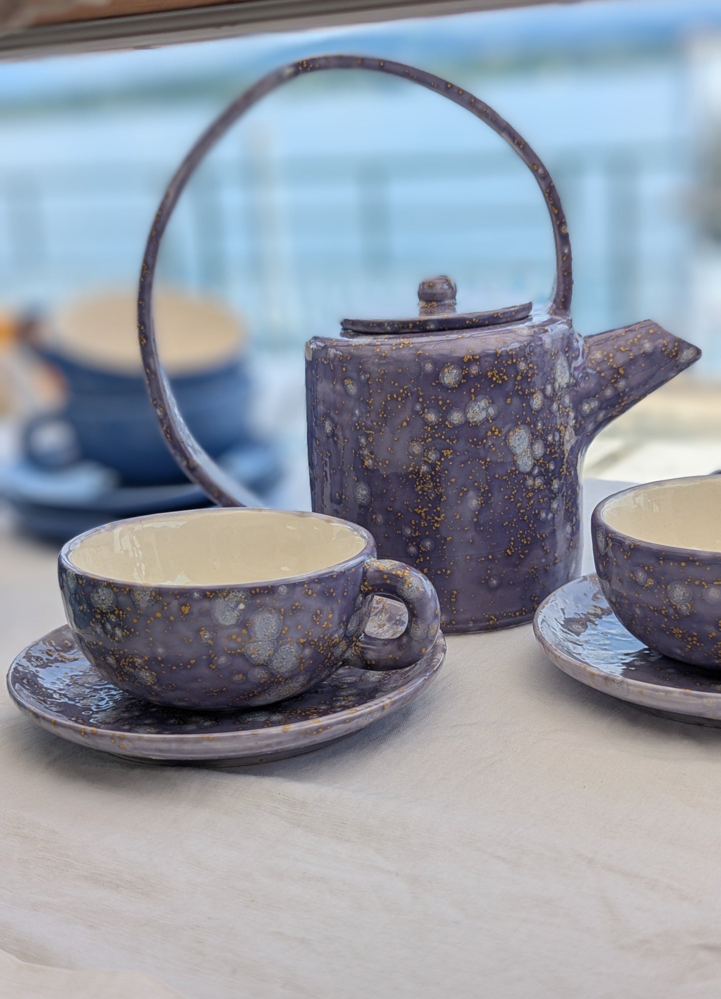 Servizio da tè in ceramica smaltata lilla e giallo oro