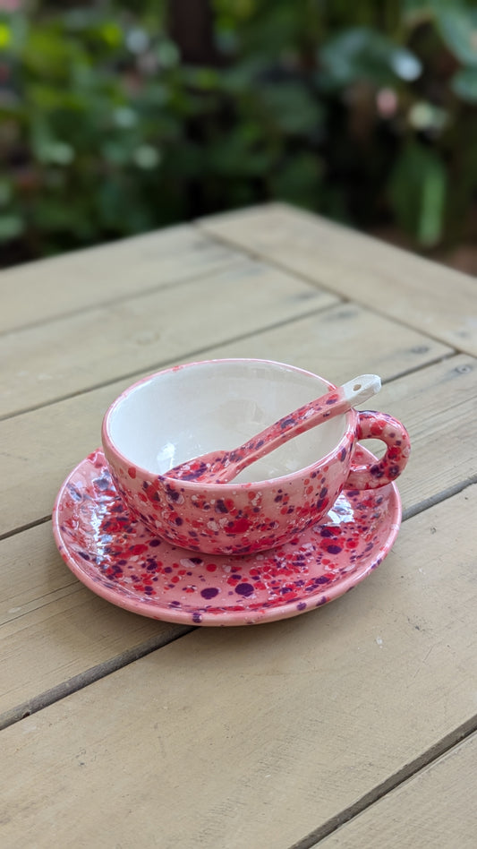 Le Gemme: tazza da tè in terraglia, colore rosa, realizzata e smaltata a mano. Prodotto artigianale
