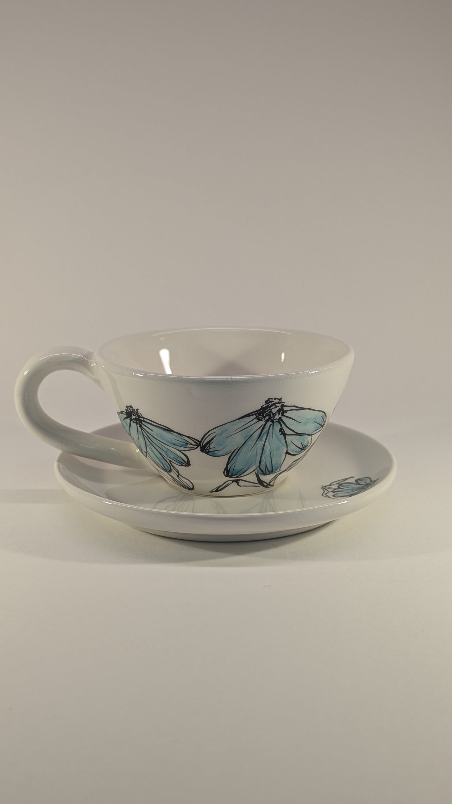 Tazze da tè in ceramica artigianale con fiori celesti dipinti a mano, coppia