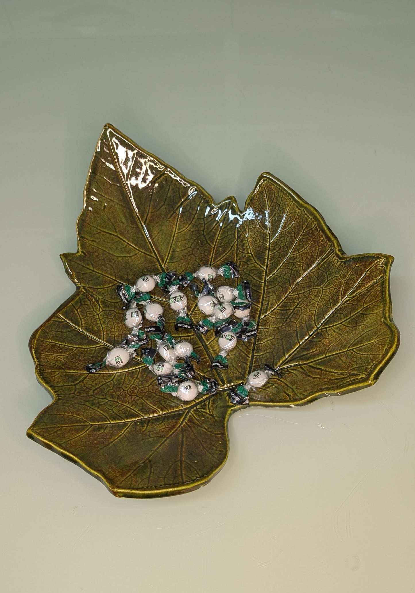 Piatto da portata verde in ceramica a foglia