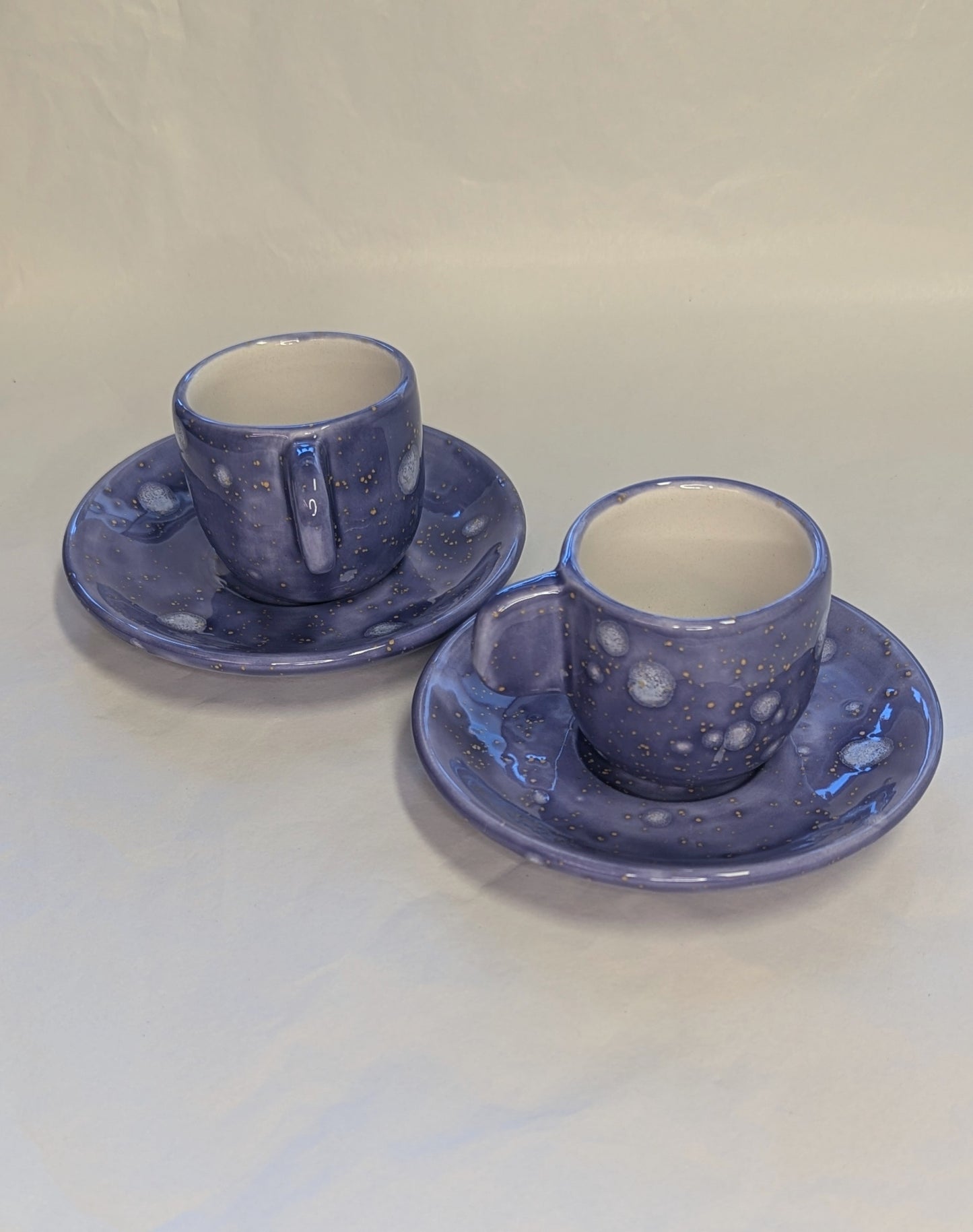 Tazzine da caffè espresso di colore lilla viola con gemme bianche, coppia con piattini