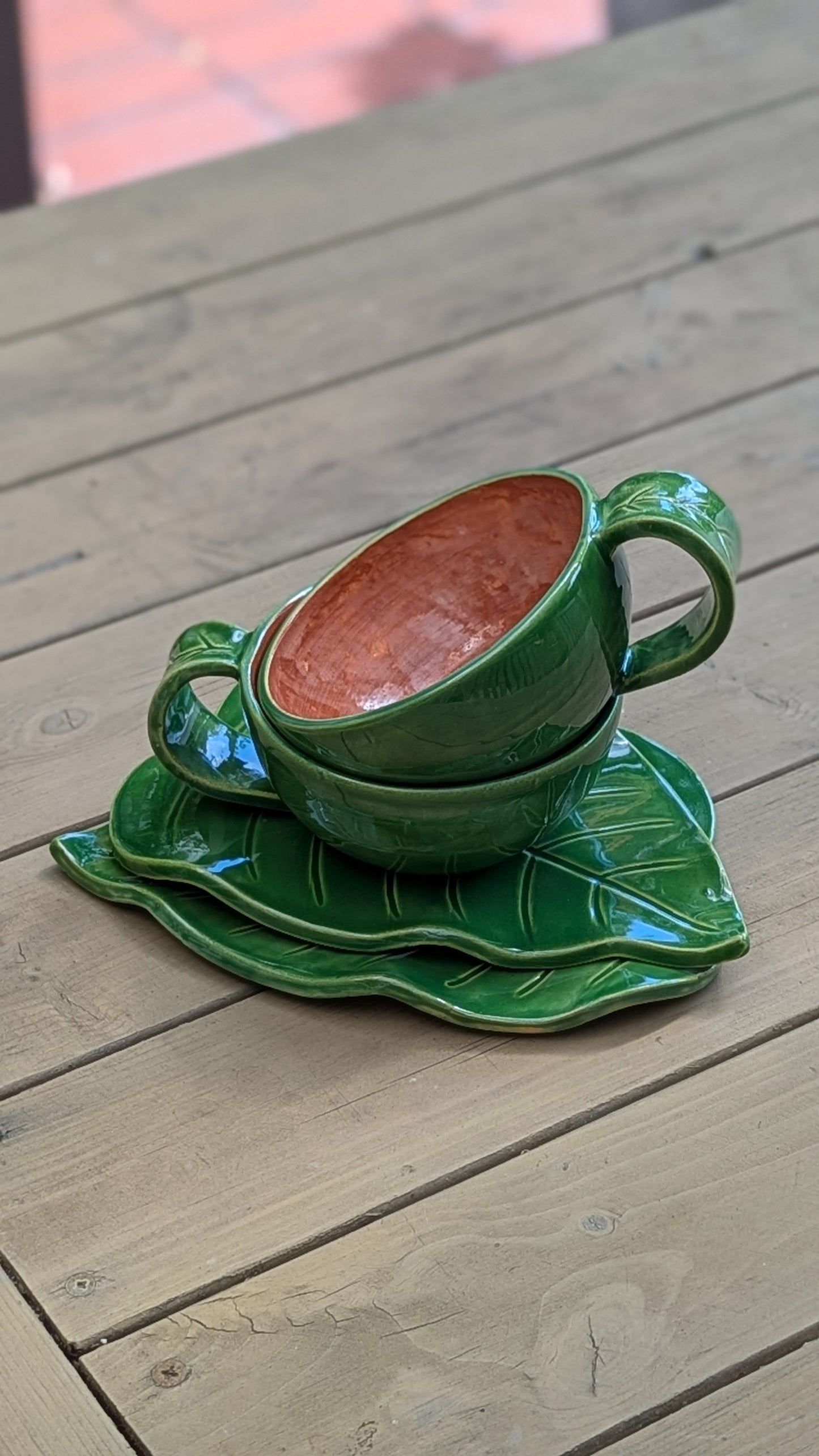 Coppia di tazze da tè con piattino a forma di foglia, ceramica artigianale, smalto verde