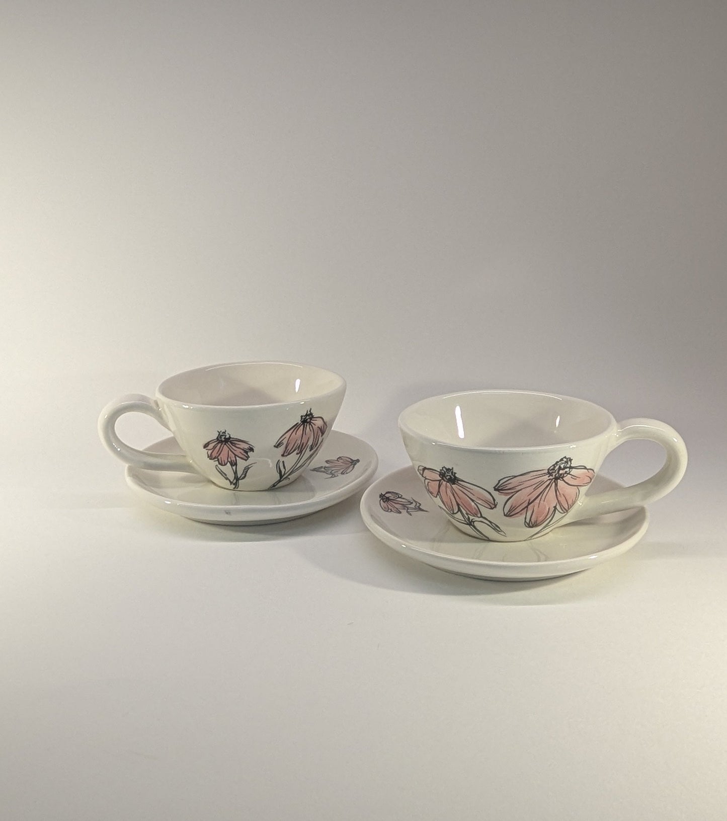 Tazze da tè in ceramica artigianale e dipinta a mano con fiori rosa, coppia