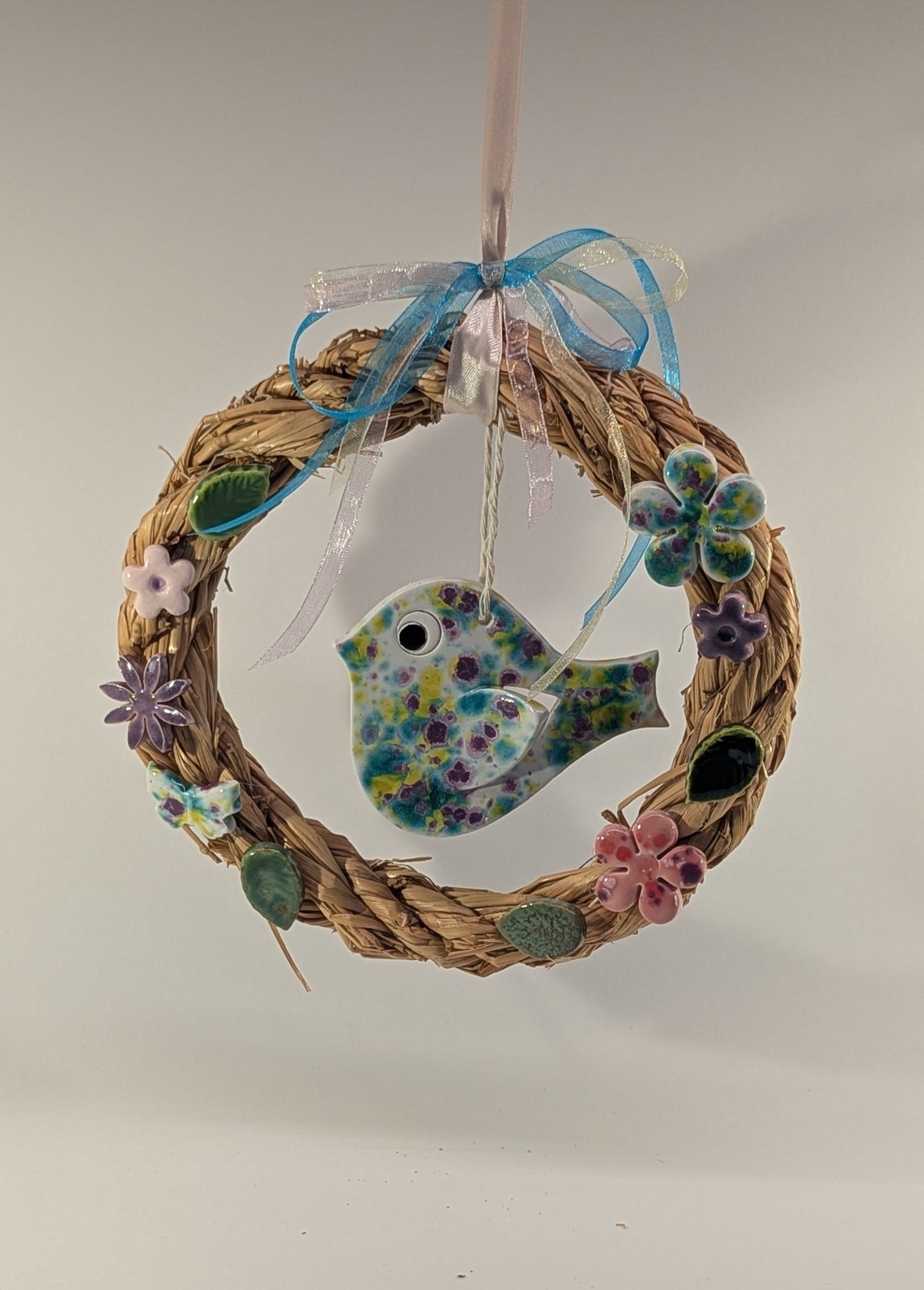 Ghirlanda di primavera con fiori e uccellino in ceramica artigianale