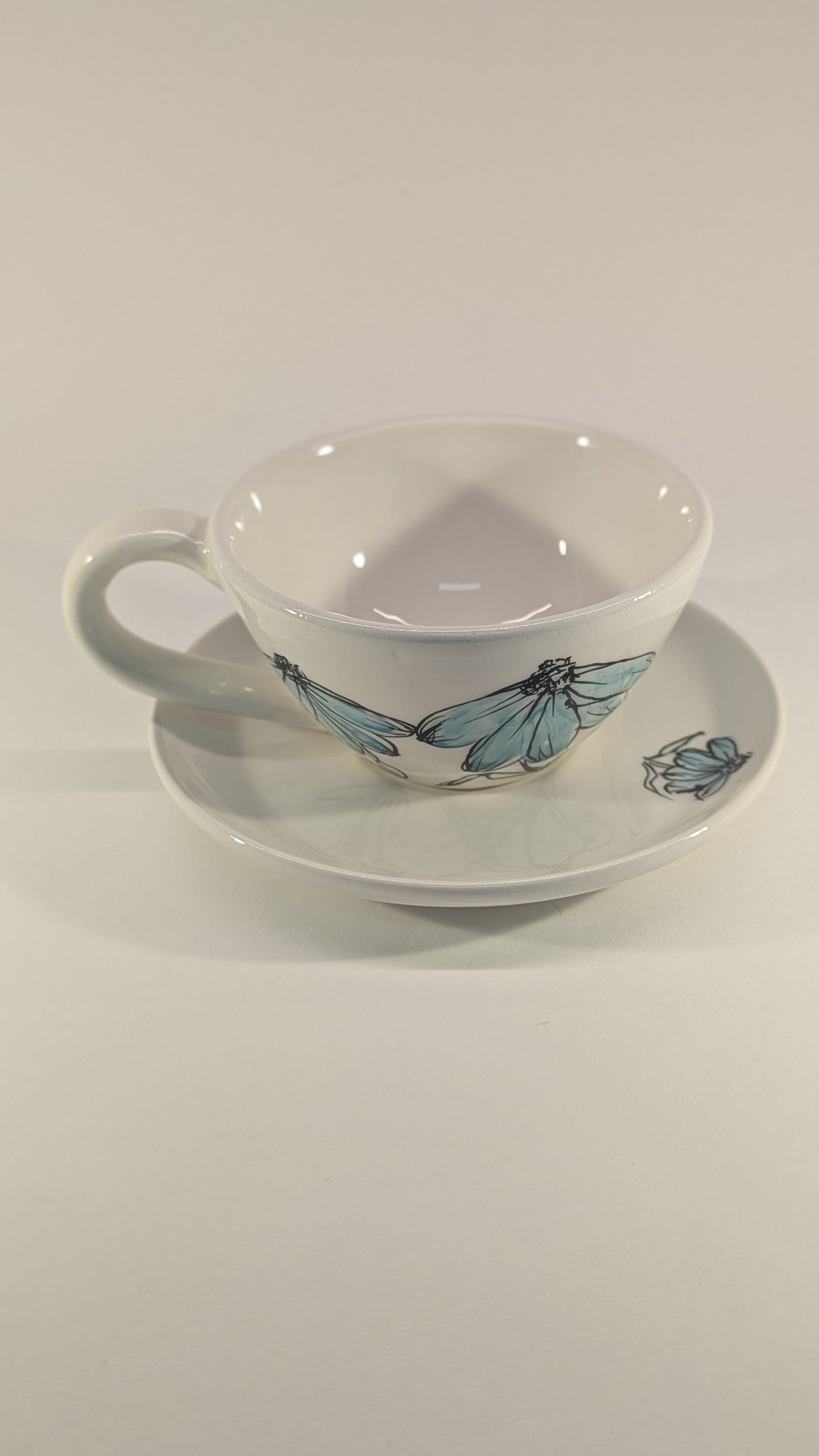 Tazze da tè in ceramica artigianale con fiori celesti dipinti a mano, coppia