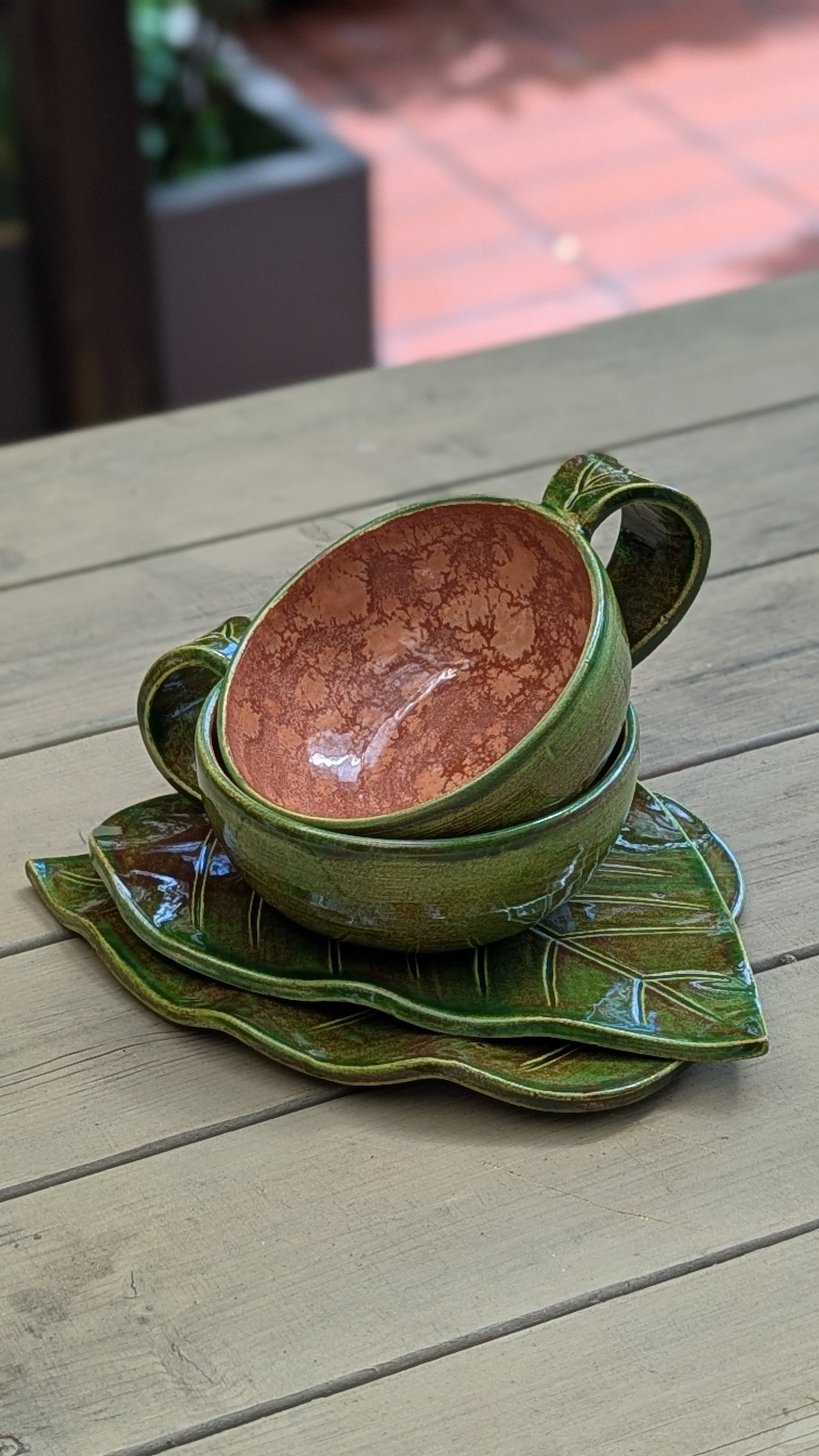 Coppia di tazze da tè con piattino a forma di foglia, ceramica artigianale, smalto verde