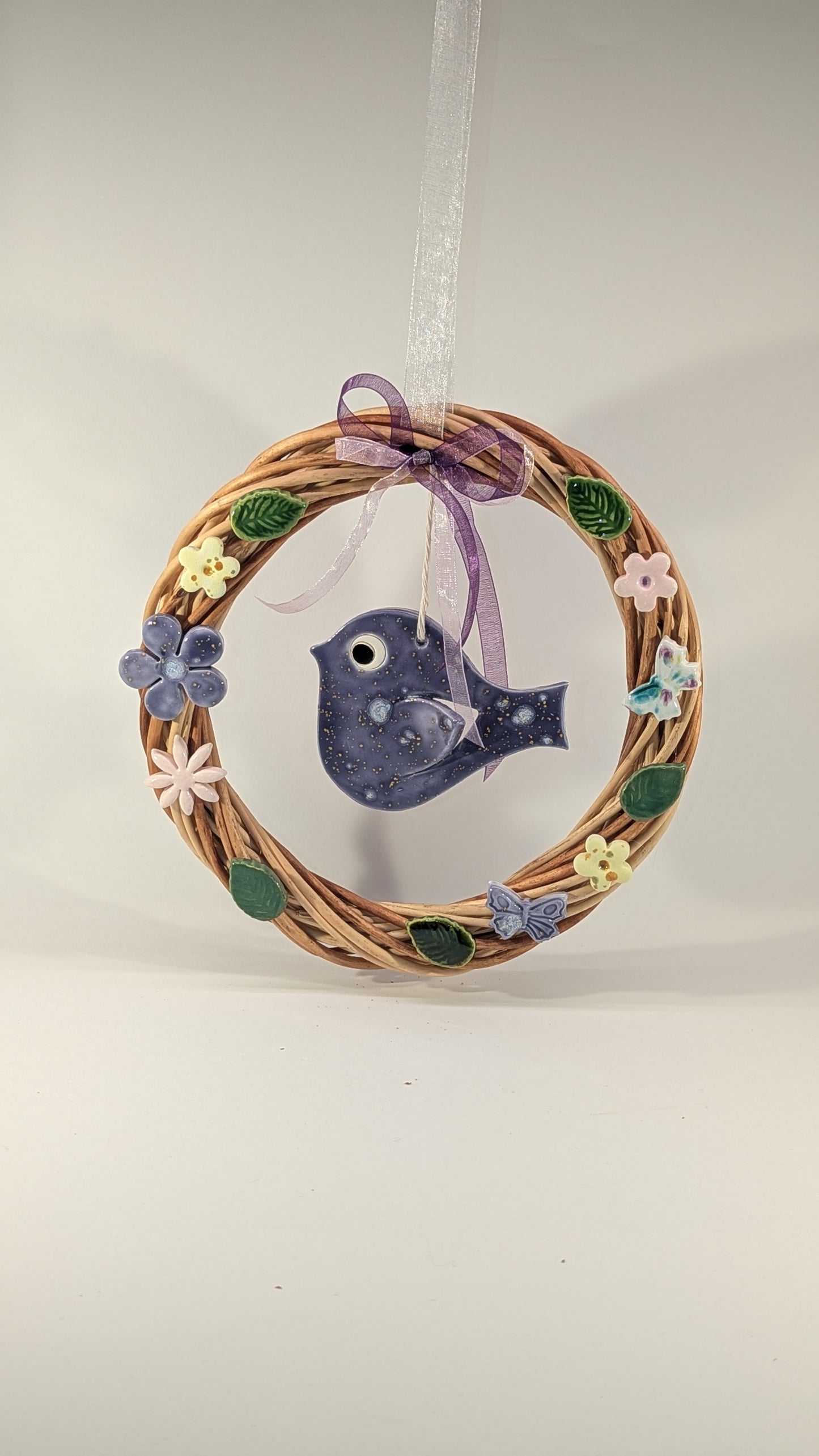 Ghirlanda di primavera con fiori e uccellino in ceramica artigianale