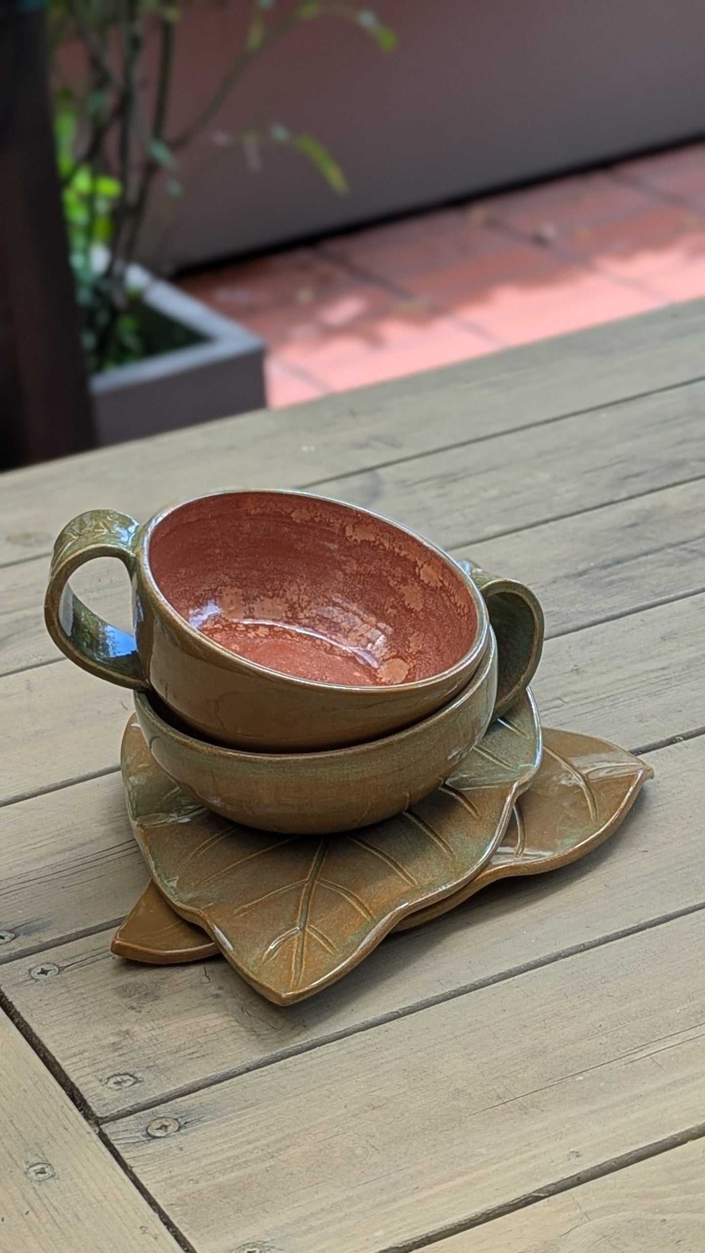 Coppia di tazze da tè con piattino a forma di foglia, ceramica artigianale, smalto verde