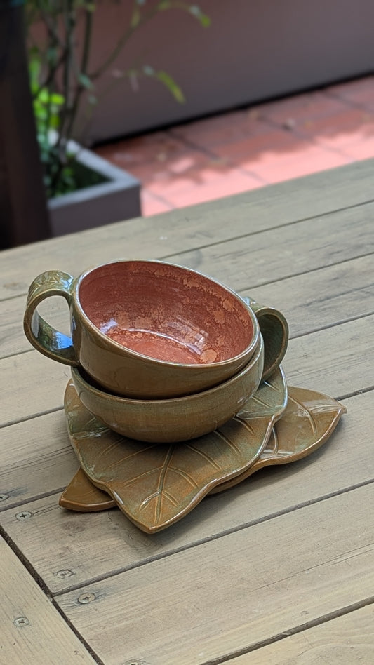 Coppia di tazze da tè con piattino a forma di foglia, ceramica artigianale, smalto verde
