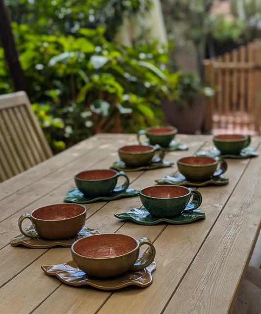 Coppia di tazze da tè con piattino a forma di foglia, ceramica artigianale, smalto verde