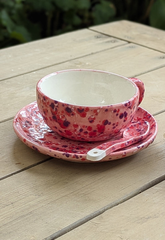 Le Gemme: tazza da tè in terraglia, colore rosa, realizzata e smaltata a mano. Prodotto artigianale