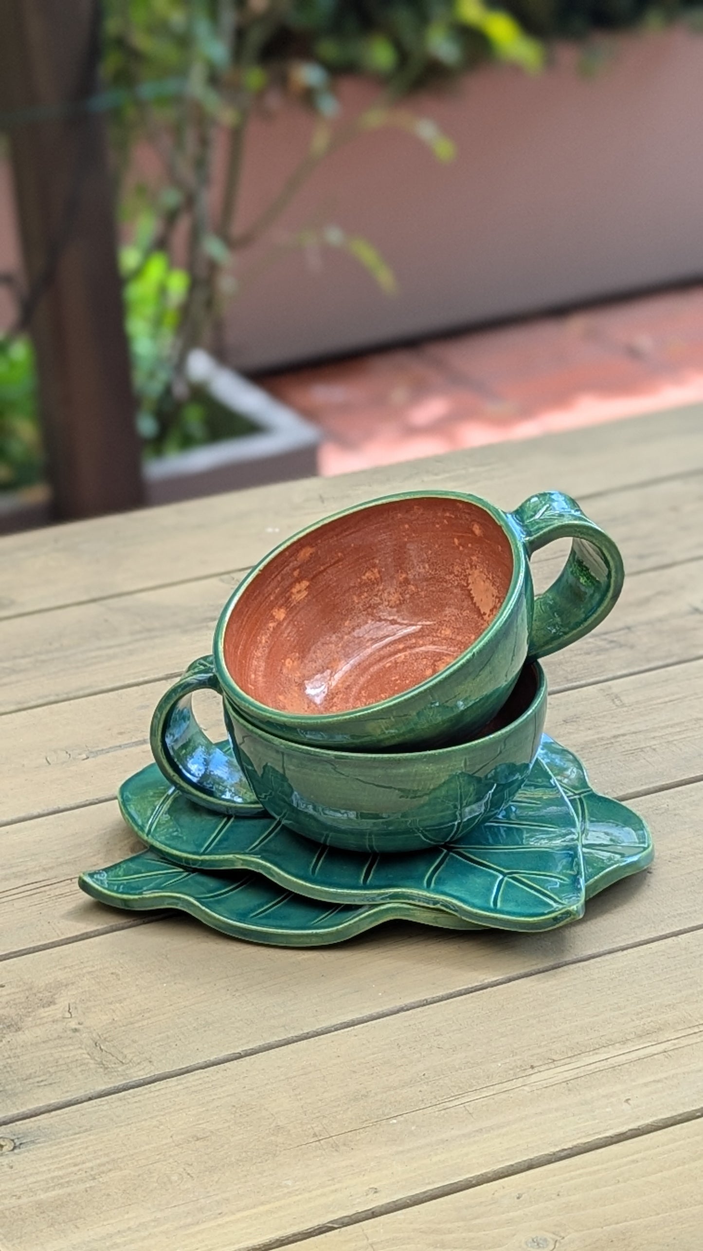 Coppia di tazze da tè con piattino a forma di foglia, ceramica artigianale, smalto verde