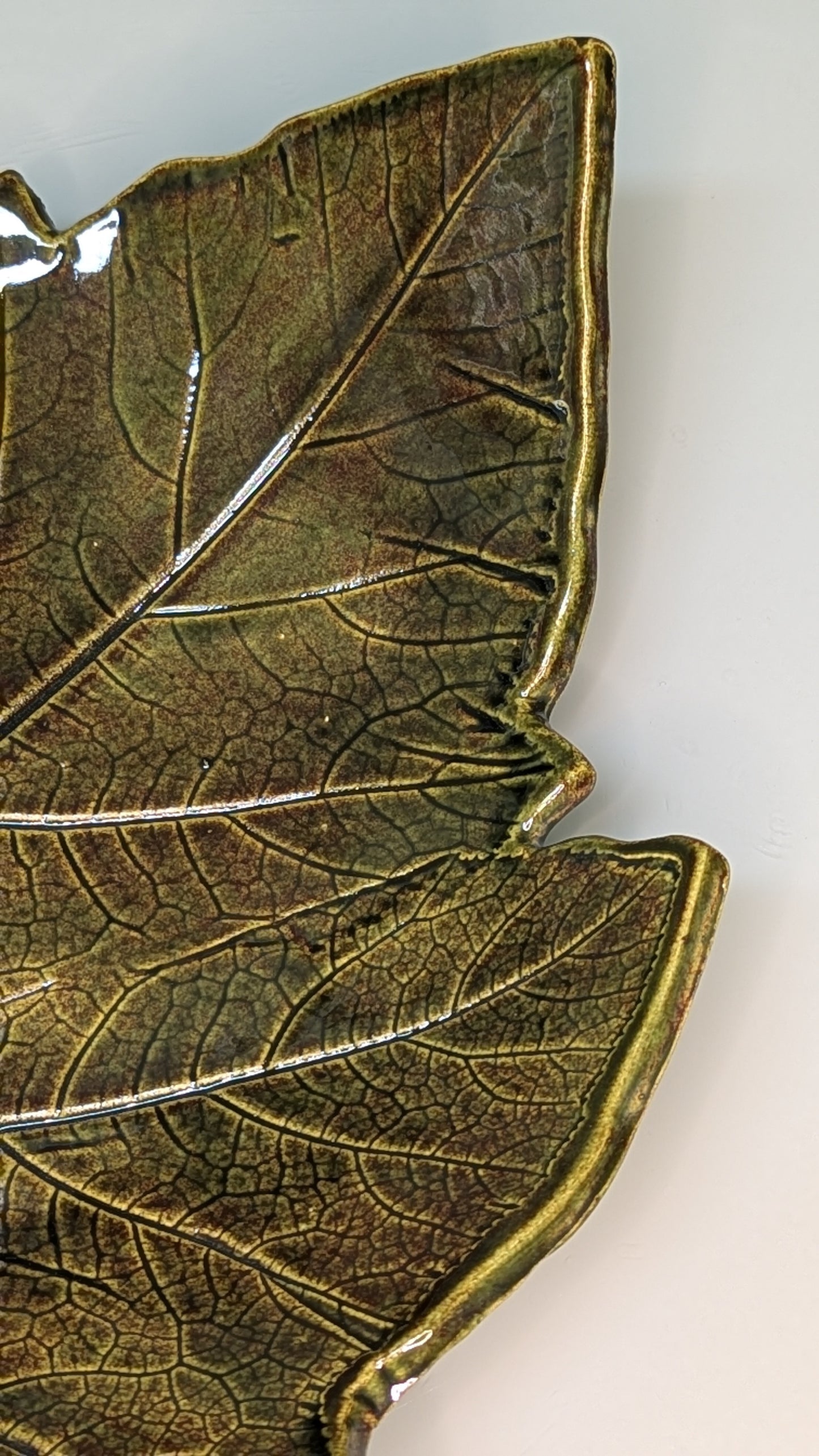 Piatto da portata verde in ceramica a foglia